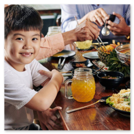 Rodinný tím pri varení vietnamských jedál v kuchyni