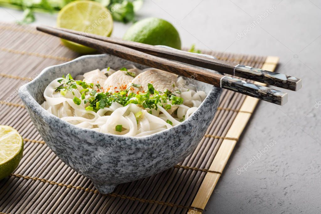 Kuracia polievka Pho Ga s ryžovými rezancami a bylinkami