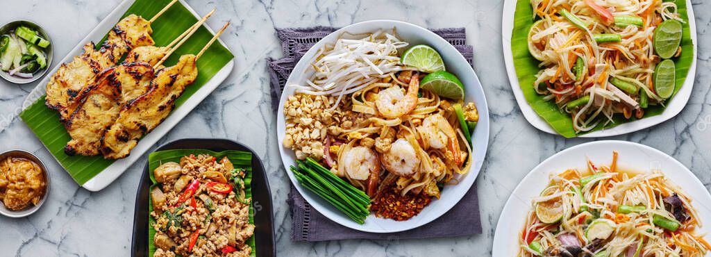 Tanier Pad Thai s kuracím mäsom a arašidmi