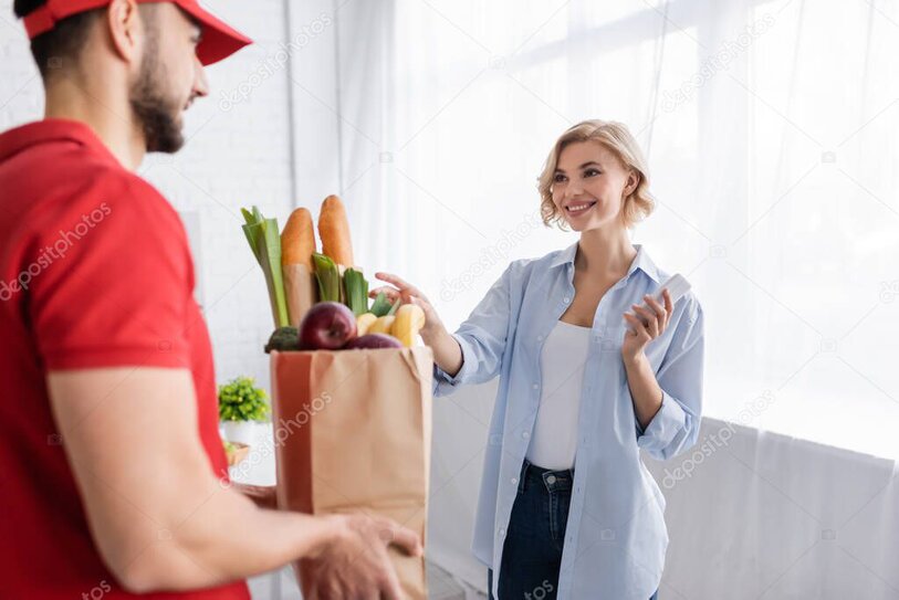 Rezervovaný stôl v reštaurácii so štítkom rezervované