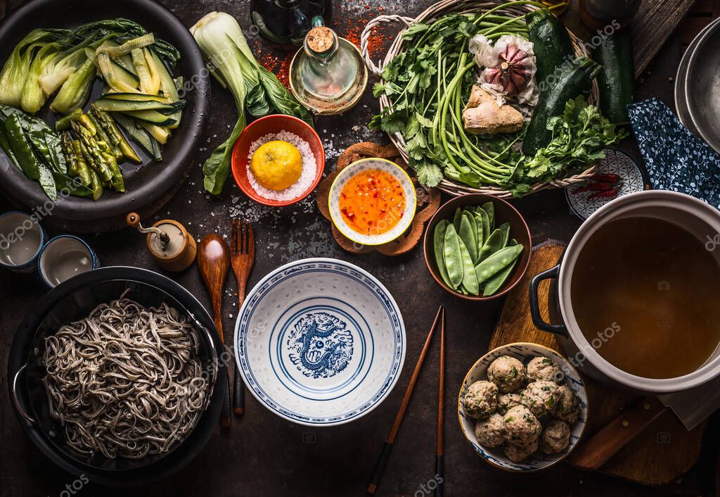 Čerstvá zelenina a bylinky pripravované do vietnamských jedál