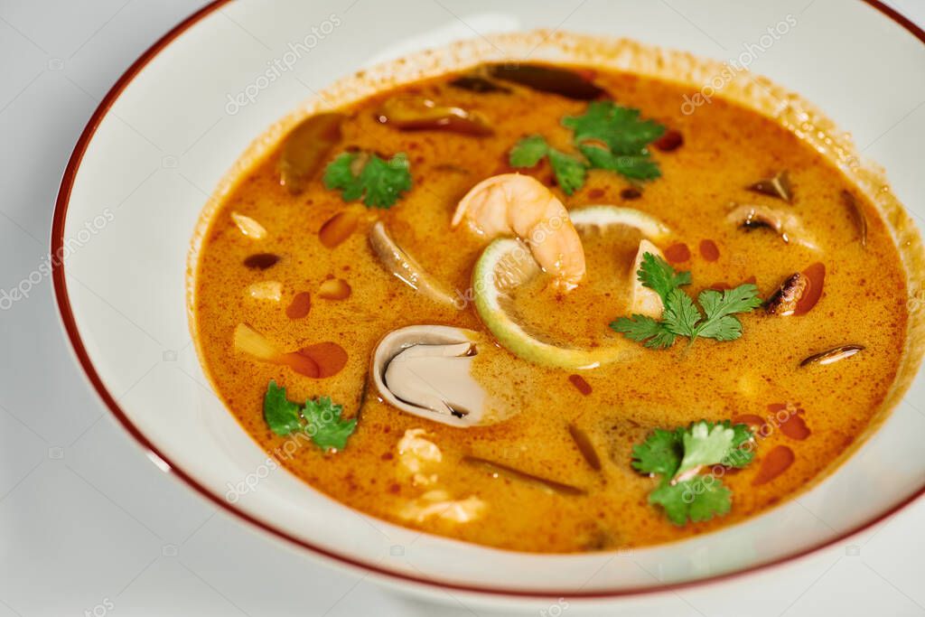Pikantná polievka Tom Yum s krevetami v miske