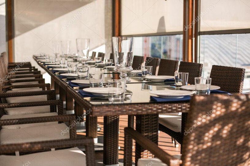 Rezervovaný stôl v reštaurácii so štítkom rezervované