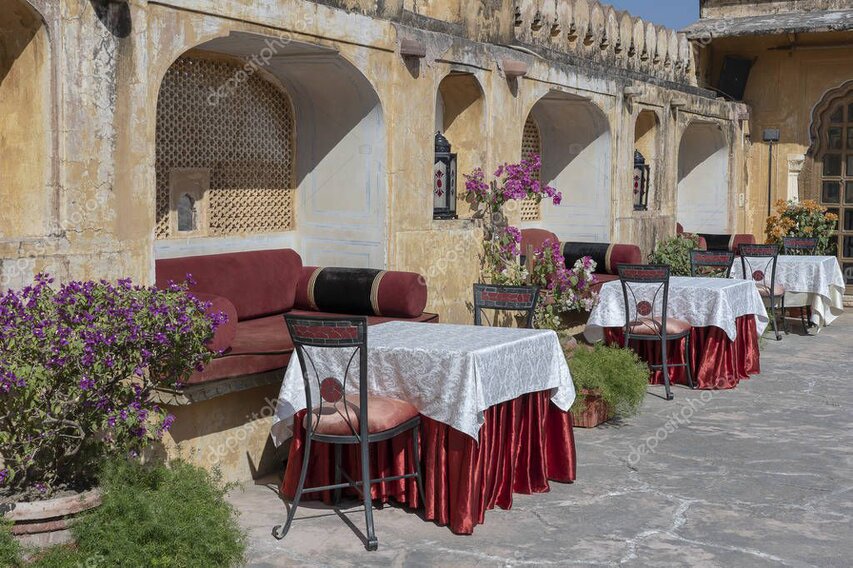 Pohľad na hlavnú časť reštaurácie Pho Vietnam Brezno so stolmi a stoličkami